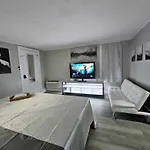 Cozy Studio With King Bed At Central Louisville