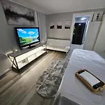 Cozy Studio With King Bed At Central Louisville