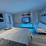 Cozy Studio With King Bed At Central Louisville